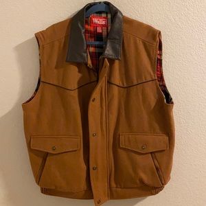 Wall vest with leather collar